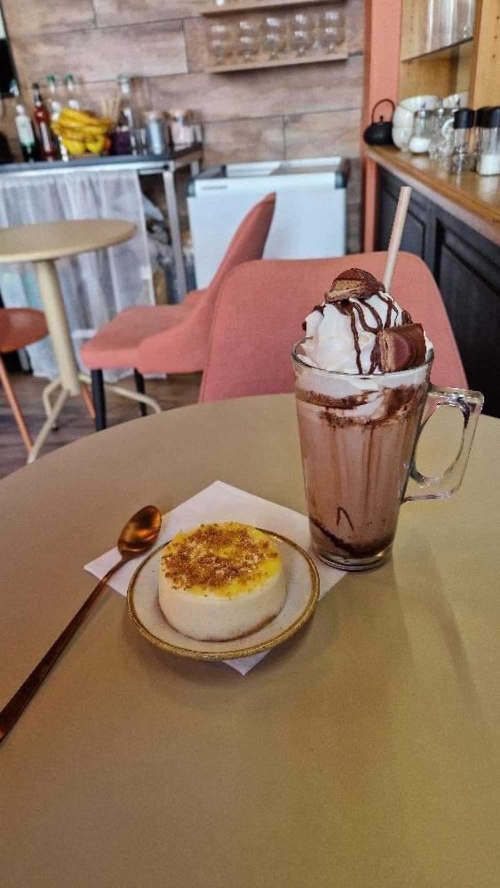 Un milk-shake nappé de crème et de chocolat, avec une paille